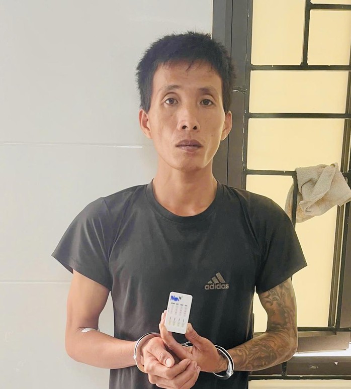 Bắt giữ khẩn cấp người cha dượng bạo hành bé gái lớp 5 tại Hà Tĩnh - Ảnh 1.
