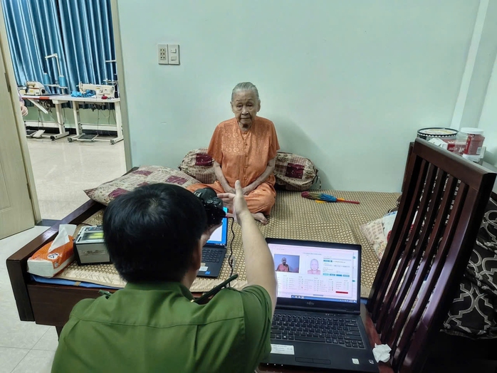 Ấm lòng cảnh làm căn cước cho cụ bà 100 tuổi - Ảnh 1. Ấm lòng cảnh làm căn cước cho cụ bà 100 tuổi - Ảnh 1.