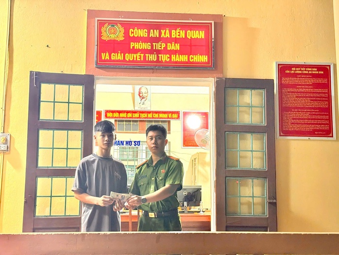 Đoàn Trung Dũng giao nộp tiền mệnh giá lớn nhặt được bên lề đường - Ảnh 1. Đoàn Trung Dũng giao nộp tiền mệnh giá lớn nhặt được bên lề đường - Ảnh 1.