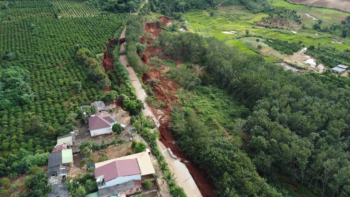 Phong tỏa khu vực sạt lở tại gia Lai để đảm bảo an toàn cho người dân - Ảnh 1. Phong tỏa khu vực sạt lở tại gia Lai để đảm bảo an toàn cho người dân - Ảnh 1.