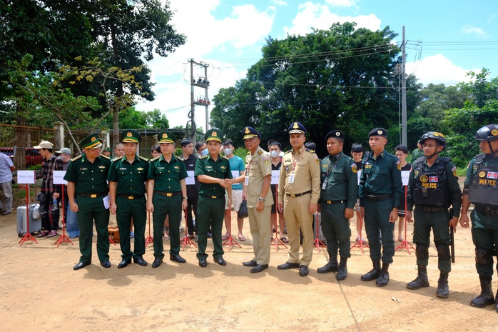 Tây Ninh tiếp nhận người trở về từ Campuchia bị lừa đảo qua biên giới - Ảnh 1.