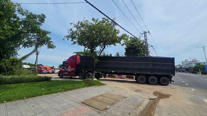 Bãi xe container cày xới, đe dọa khu dân cư - Ảnh 2. Bãi xe container cày xới, đe dọa khu dân cư - Ảnh 2.