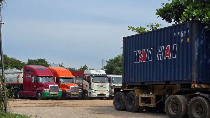 Bãi xe container cày xới, đe dọa khu dân cư - Ảnh 1. Bãi xe container cày xới, đe dọa khu dân cư - Ảnh 1.