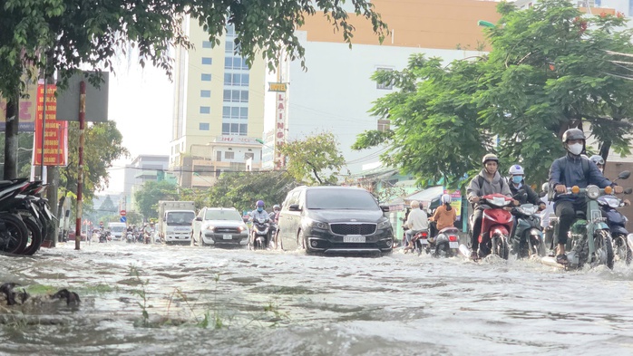 Nguyên nhân mưa lớn tại Cần Thơ gây ngập cục bộ từ đêm đến sáng - Ảnh 4. Nguyên nhân mưa lớn tại Cần Thơ gây ngập cục bộ từ đêm đến sáng - Ảnh 4.