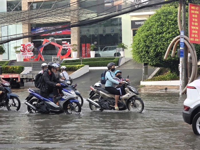 Nguyên nhân mưa lớn tại Cần Thơ gây ngập cục bộ từ đêm đến sáng - Ảnh 3. Nguyên nhân mưa lớn tại Cần Thơ gây ngập cục bộ từ đêm đến sáng - Ảnh 3.