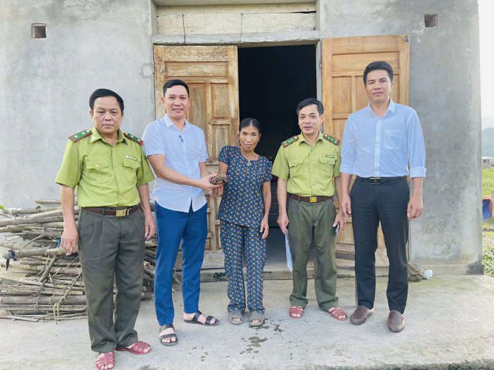 Giật mình khi thấy "vị khách lạ" bò vào nhà, không ngờ là loài quý hiếm - Ảnh 1. Giật mình khi thấy "vị khách lạ" bò vào nhà, không ngờ là loài quý hiếm - Ảnh 1.