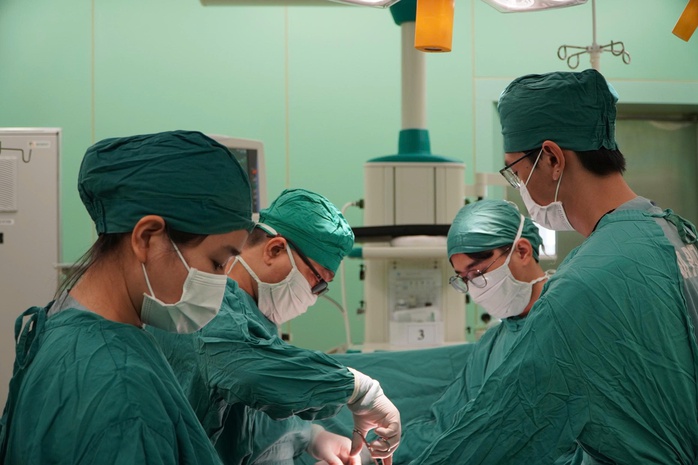 Cắt 5 mét ruột non bị hoại tử, cứu bệnh nhân nguy kịch - Ảnh 1.