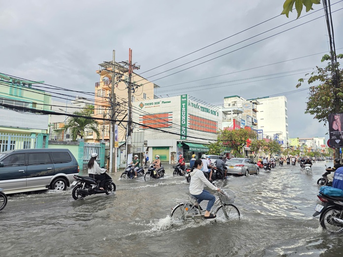 Nguyên nhân mưa lớn tại Cần Thơ gây ngập cục bộ từ đêm đến sáng - Ảnh 2. Nguyên nhân mưa lớn tại Cần Thơ gây ngập cục bộ từ đêm đến sáng - Ảnh 2.