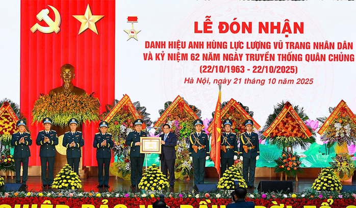 Quân chủng Phòng không - Không quân đón nhận danh hiệu Anh hùng Lực lượng vũ trang nhân dân - Ảnh 2.