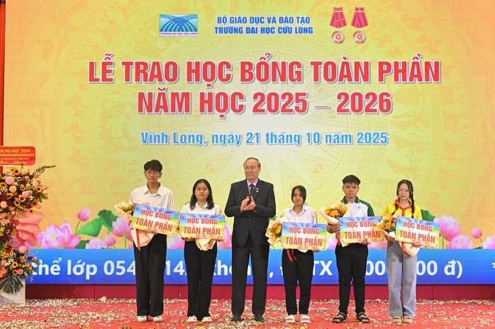 Trường ĐH Cửu Long khen thưởng và cấp học bổng gần 10 tỉ đồng dịp khai giảng khóa 26 - Ảnh 4.