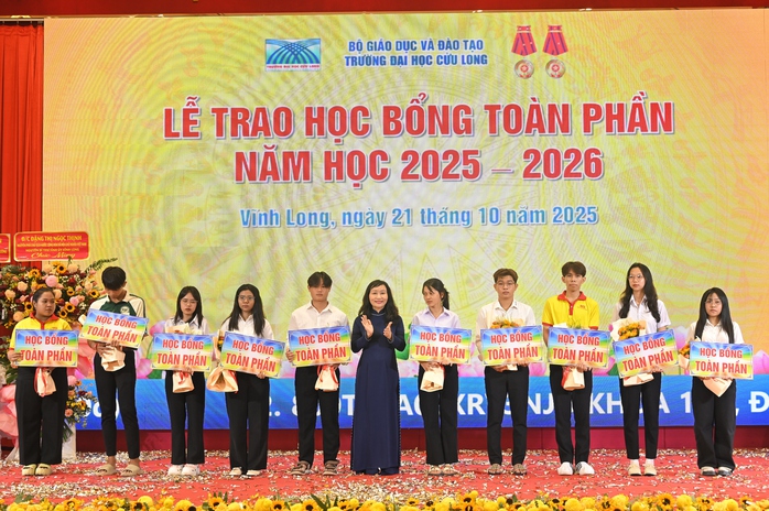 Trường ĐH Cửu Long khen thưởng và cấp học bổng gần 10 tỉ đồng dịp khai giảng khóa 26 - Ảnh 5.