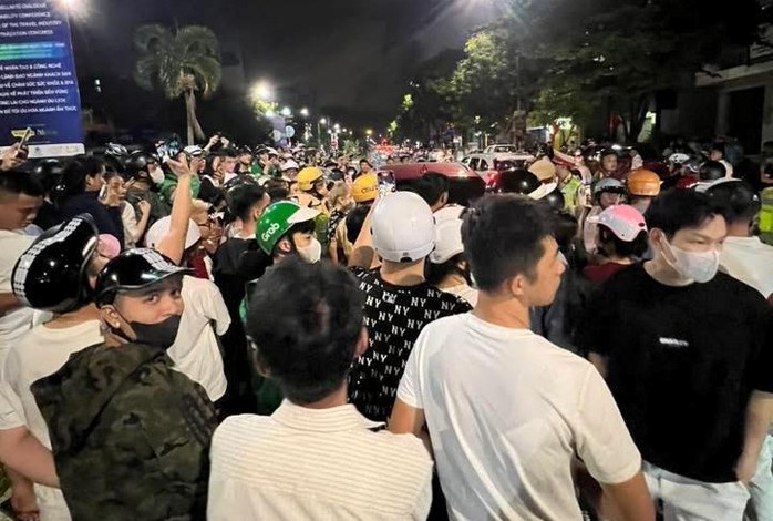 Một nữ ca sĩ vi phạm giao thông, đóng cửa xe hút bóng cười - Ảnh 2.