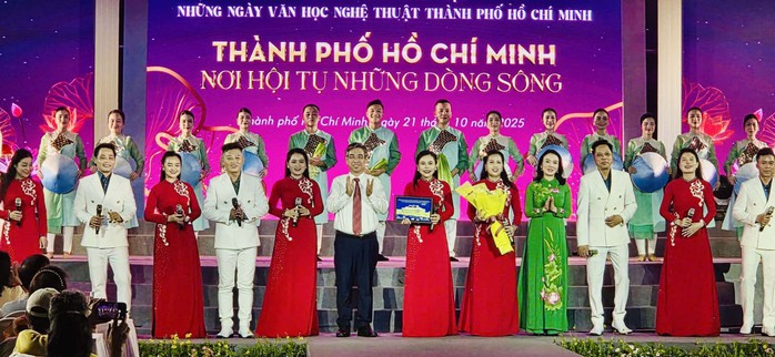 Dạt dào cảm xúc với chương trình khép lại "Những ngày Văn học – Nghệ thuật TP HCM" - Ảnh 1.