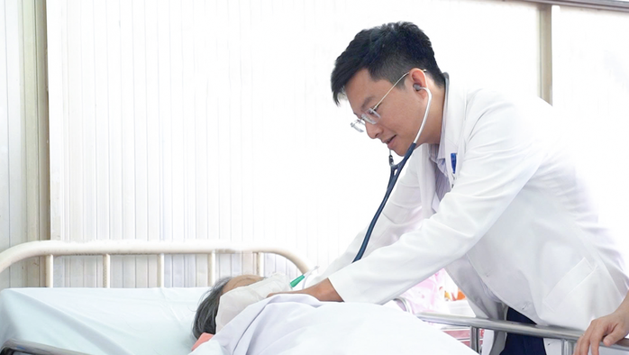 Người phụ nữ bị "chết đuối trên cạn" được hàng xóm đưa đi cấp cứu kịp thời - Ảnh 1.