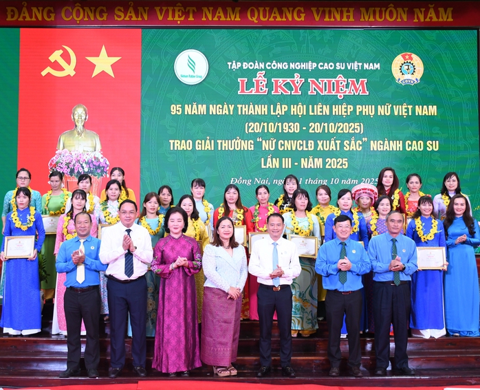Tuyên dương 95 nữ công nhân viên chức lao động xuất sắc ngành cao su - Ảnh 1.
