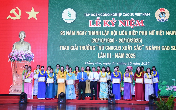 Tuyên dương 95 nữ công nhân viên chức lao động xuất sắc ngành cao su - Ảnh 8.