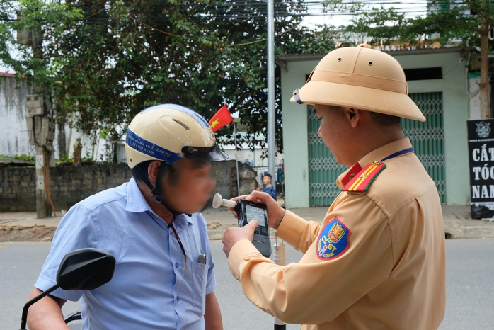 Người đàn ông mất 2,5 triệu đồng vì lỡ uống nửa lon bia - Ảnh 2.