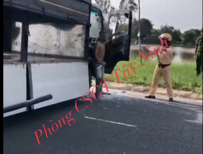 CSGT Tây Ninh khống chế đối tượng nguy hiểm gây nguy hiểm giao thông - Ảnh 1. CSGT Tây Ninh khống chế đối tượng nguy hiểm gây nguy hiểm giao thông - Ảnh 1.