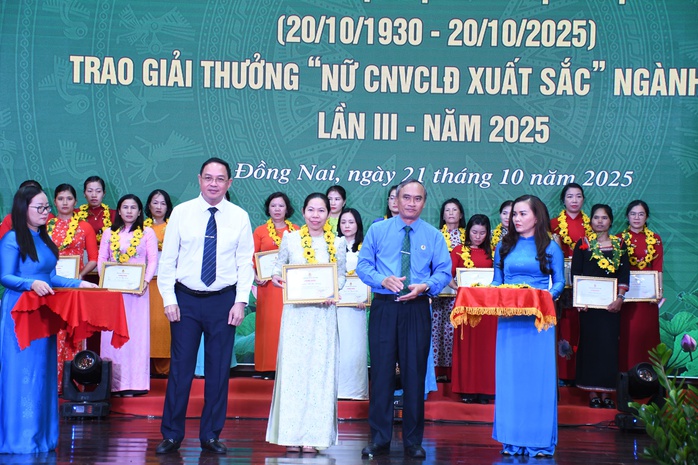 Tuyên dương 95 nữ công nhân viên chức lao động xuất sắc ngành cao su - Ảnh 4.