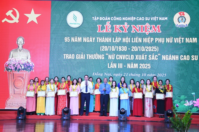 Tuyên dương 95 nữ công nhân viên chức lao động xuất sắc ngành cao su - Ảnh 6.