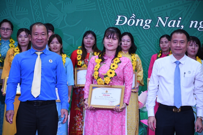 Tuyên dương 95 nữ công nhân viên chức lao động xuất sắc ngành cao su - Ảnh 7.
