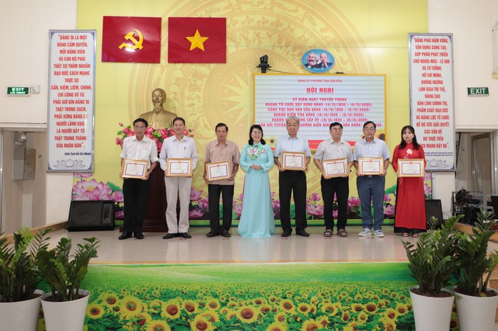 Phường Tân Sơn Hòa, TP HCM biểu dương 14 tập thể và 5 cá nhân "Dân vận khéo" - Ảnh 1.