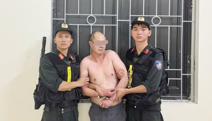 “Ngáo đá” đập phá, dùng hung khí tấn công lực lượng công an - Ảnh 1.