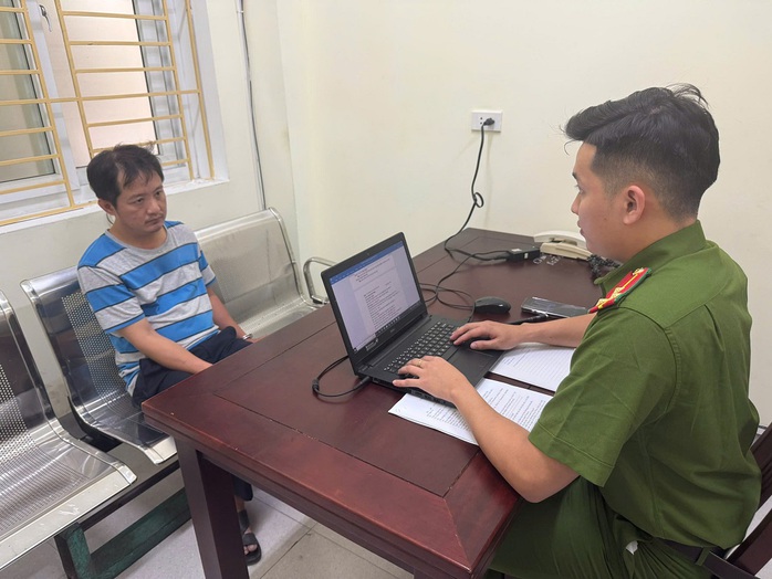 VIDEO: Thiếu tá CSGT bị ô tô tông, bám nắp ca-pô gây xôn xao dư luận - Ảnh 1.