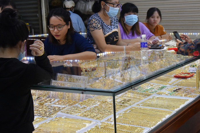 Giá vàng hôm nay 22-10: Lao dốc không phanh - Ảnh 1.