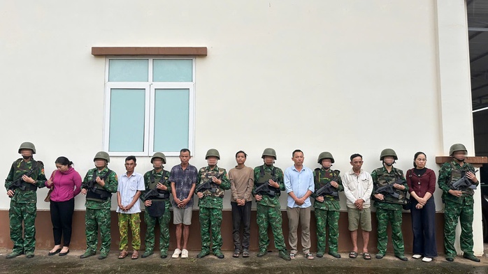 Nhiều người xin đầu thú sau vụ xuất cảnh trái phép tại Lao Bảo - Ảnh 1. Nhiều người xin đầu thú sau vụ xuất cảnh trái phép tại Lao Bảo - Ảnh 1.