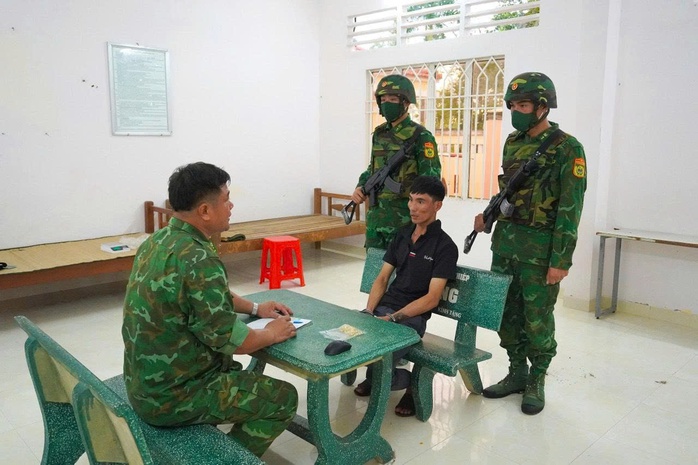 Tây Ninh bắt giữ người mang 16 khoanh vàng qua biên giới - Ảnh 2. Tây Ninh bắt giữ người mang 16 khoanh vàng qua biên giới - Ảnh 2.