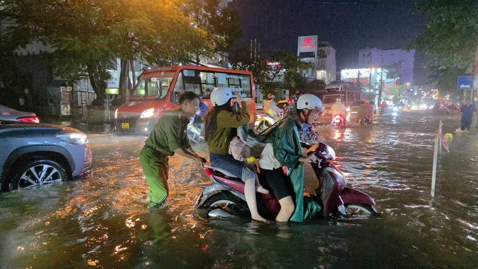 Triều cường tại Cần Thơ đạt mức lịch sử , người dân bì bõm giữa phố - Ảnh 5. Triều cường tại Cần Thơ đạt mức lịch sử , người dân bì bõm giữa phố - Ảnh 5.