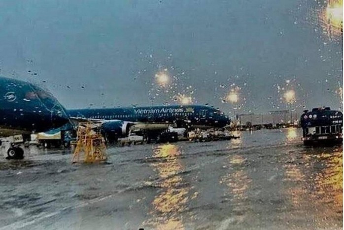 Ba sân bay bị ảnh hưởng trực tiếp của bão số 12, nhiều chuyến bay bị đẩy sớm hoặc hủy - Ảnh 1.