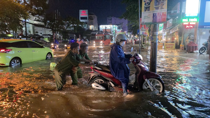 Triều cường tại Cần Thơ đạt mức lịch sử , người dân bì bõm giữa phố - Ảnh 2. Triều cường tại Cần Thơ đạt mức lịch sử , người dân bì bõm giữa phố - Ảnh 2.