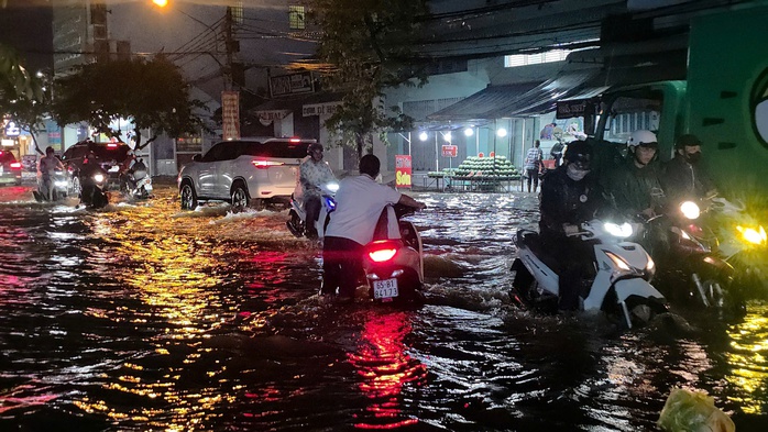Triều cường tại Cần Thơ đạt mức lịch sử , người dân bì bõm giữa phố - Ảnh 4. Triều cường tại Cần Thơ đạt mức lịch sử , người dân bì bõm giữa phố - Ảnh 4.