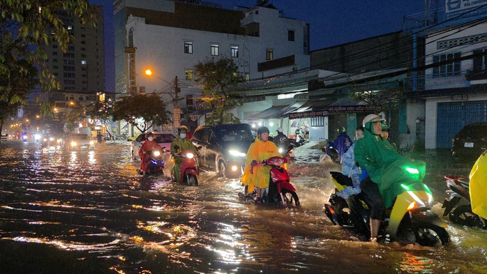 Triều cường tại Cần Thơ đạt mức lịch sử , người dân bì bõm giữa phố - Ảnh 3. Triều cường tại Cần Thơ đạt mức lịch sử , người dân bì bõm giữa phố - Ảnh 3.