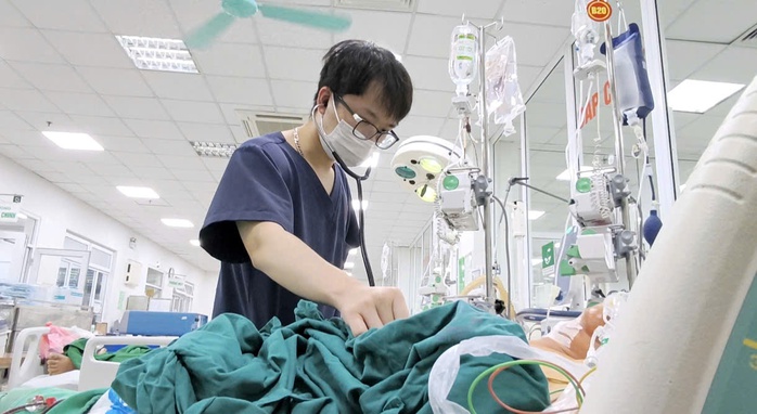 Lội nước dọn nhà, người đàn ông nhiễm xoắn khuẩn nguy hiểm - Ảnh 1.
