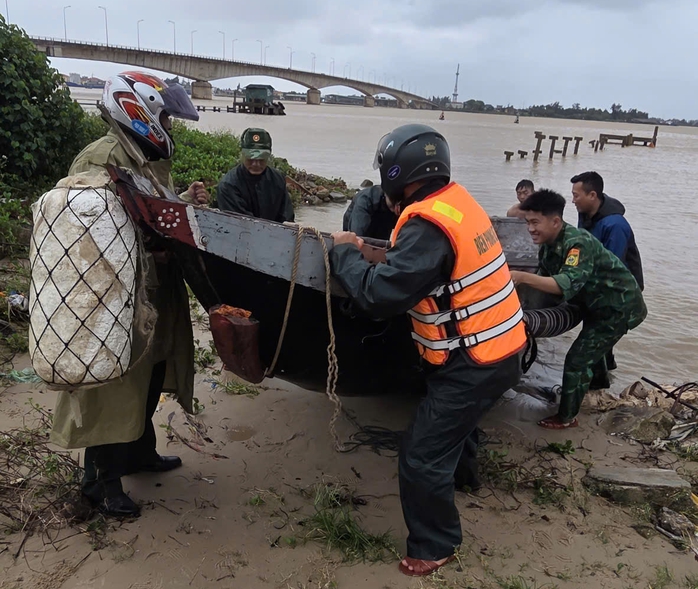 Bão số 12 Fengshen gây thiệt hại ở Quảng Trị: Ghe đánh cá chìm khi chưa vào bờ - Ảnh 2. Bão số 12 Fengshen gây thiệt hại ở Quảng Trị: Ghe đánh cá chìm khi chưa vào bờ - Ảnh 2.
