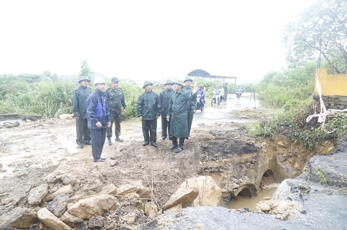 Lãnh đạo Quân khu 5 kiểm tra điểm nóng ngập lụt tại Đà Nẵng trước bão số 12 - Ảnh 2. Lãnh đạo Quân khu 5 kiểm tra điểm nóng ngập lụt tại Đà Nẵng trước bão số 12 - Ảnh 2.