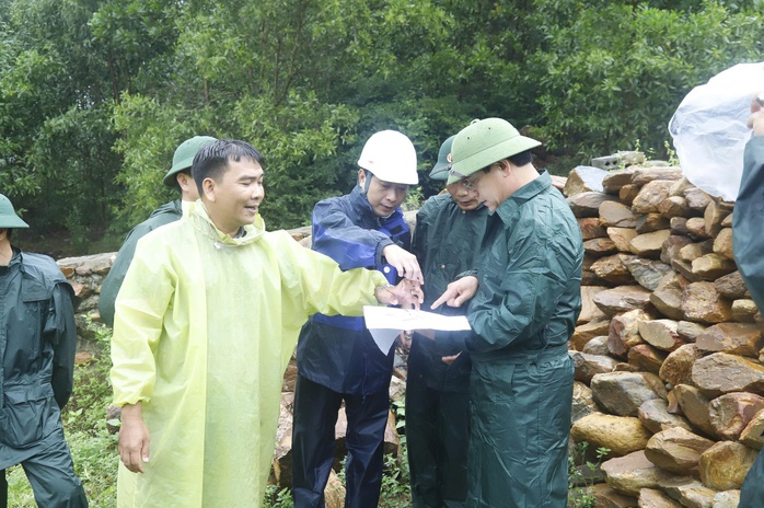 Lãnh đạo Quân khu 5 kiểm tra điểm nóng ngập lụt tại Đà Nẵng trước bão số 12 - Ảnh 1. Lãnh đạo Quân khu 5 kiểm tra điểm nóng ngập lụt tại Đà Nẵng trước bão số 12 - Ảnh 1.