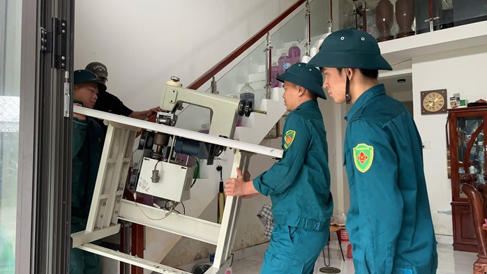 Lãnh đạo Quân khu 5 kiểm tra điểm nóng ngập lụt tại Đà Nẵng trước bão số 12 - Ảnh 5. Lãnh đạo Quân khu 5 kiểm tra điểm nóng ngập lụt tại Đà Nẵng trước bão số 12 - Ảnh 5.