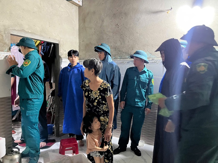 Lãnh đạo Quân khu 5 kiểm tra điểm nóng ngập lụt tại Đà Nẵng trước bão số 12 - Ảnh 6. Lãnh đạo Quân khu 5 kiểm tra điểm nóng ngập lụt tại Đà Nẵng trước bão số 12 - Ảnh 6.