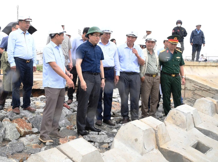 Chủ tịch tỉnh Quảng Ngãi yêu cầu thủy điện không để "no nước" mới xả lũ - Ảnh 1.