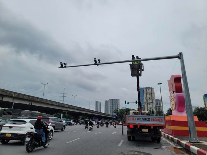 CSGT Hà Nội lắp đặt hàng ngàn camera AI tự động giám sát vi phạm giao thông - Ảnh 1. CSGT Hà Nội lắp đặt hàng ngàn camera AI tự động giám sát vi phạm giao thông - Ảnh 1.