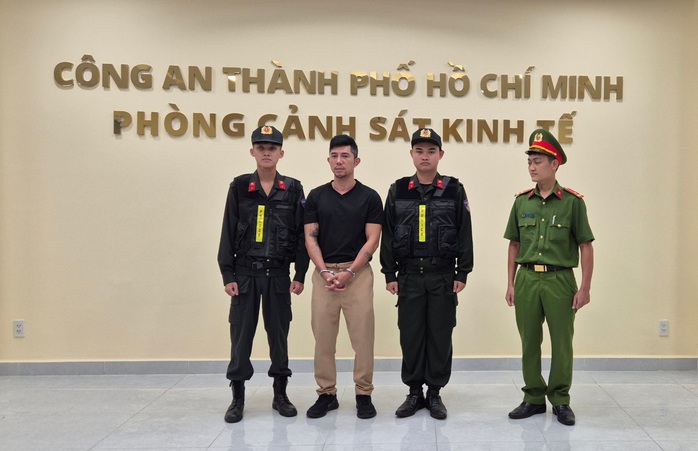 Công an TP HCM bắt ca sĩ Lương Bằng Quang