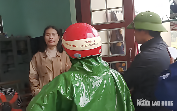 Phó hiệu trưởng Đỗ Thị Hồng Huế dù bị đình chỉ vẫn đến trường "giải oan" khiến phụ huynh phản ứng - Ảnh 2. Phó hiệu trưởng Đỗ Thị Hồng Huế dù bị đình chỉ vẫn đến trường "giải oan" khiến phụ huynh phản ứng - Ảnh 2.