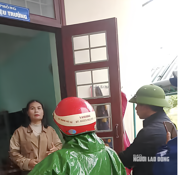 Phó hiệu trưởng Đỗ Thị Hồng Huế dù bị đình chỉ vẫn đến trường "giải oan" khiến phụ huynh phản ứng - Ảnh 1. Phó hiệu trưởng Đỗ Thị Hồng Huế dù bị đình chỉ vẫn đến trường "giải oan" khiến phụ huynh phản ứng - Ảnh 1.