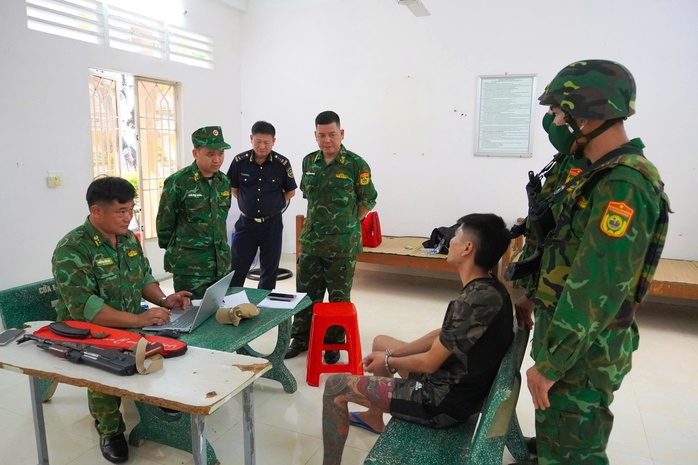 Bắt giữ đối tượng mang súng AK tại cửa khẩu Tây Ninh trong chiến dịch an ninh - Ảnh 2. Bắt giữ đối tượng mang súng AK tại cửa khẩu Tây Ninh trong chiến dịch an ninh - Ảnh 2.