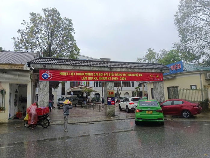 VIDEO: Khống chế người đàn ông dùng hung khí tấn công khiến nhiều người trong bệnh viện bị thương - Ảnh 1.