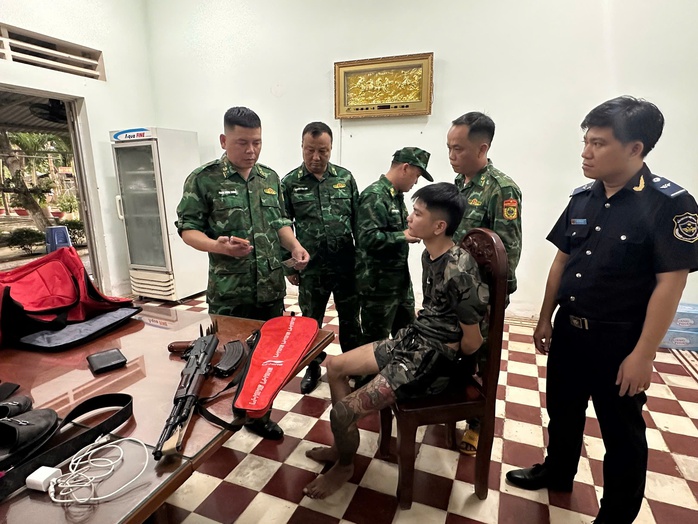 Bắt giữ đối tượng mang súng AK tại cửa khẩu Tây Ninh trong chiến dịch an ninh - Ảnh 1. Bắt giữ đối tượng mang súng AK tại cửa khẩu Tây Ninh trong chiến dịch an ninh - Ảnh 1.